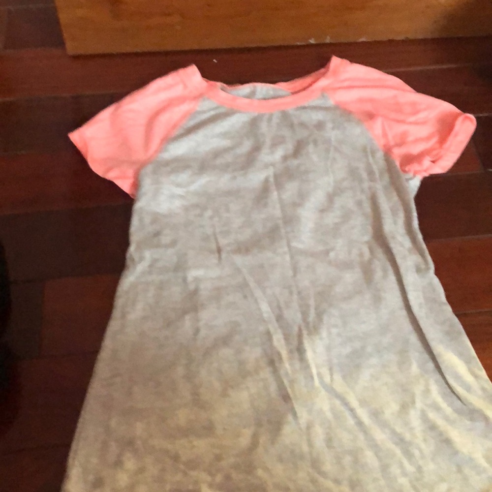 A gray shirt with pink sleeves